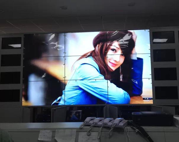 重慶祥宏購(gòu)物廣場(chǎng)監(jiān)控室液晶拼接案例